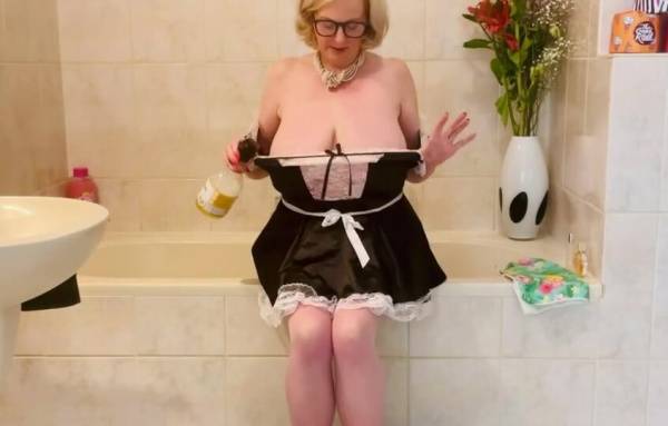 Annabel’s gets horny cleaning bath - Britain on myfanstube.com