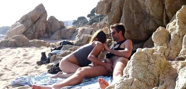 Couple caught having sex on the BEACH on myfanstube.com